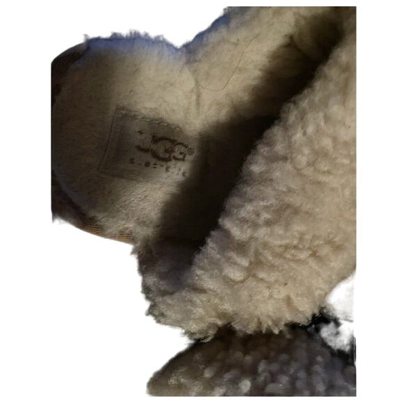 UGG Women's Slippers Size 9 - Picture 2 of 3